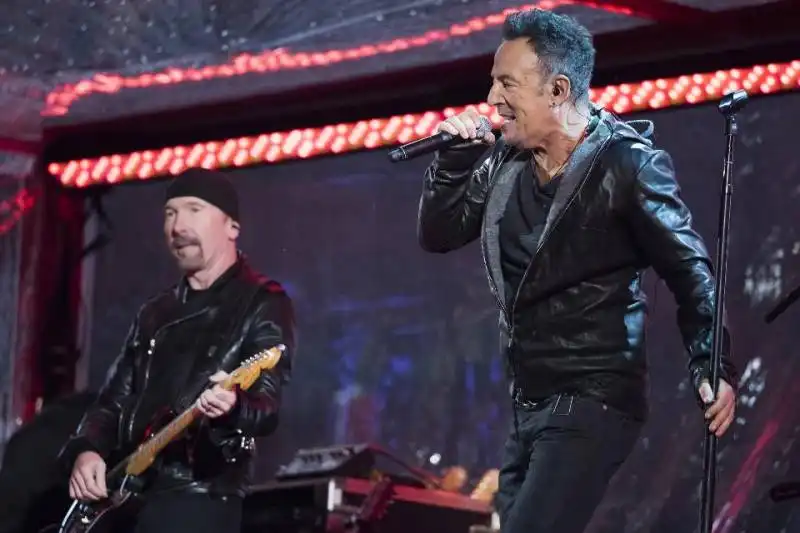 BRUCE SPRINGSTEEN CANTA CON GLI U2