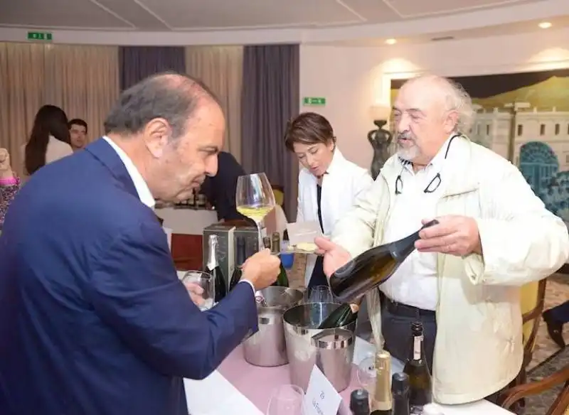 BRUNO VESPA DEGUSTA VINO 