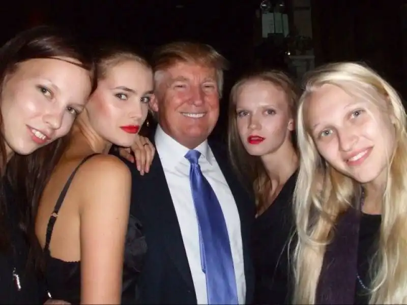 donald trump con le modelle