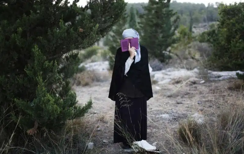 ewish woman prayed during the funeral for three israeli