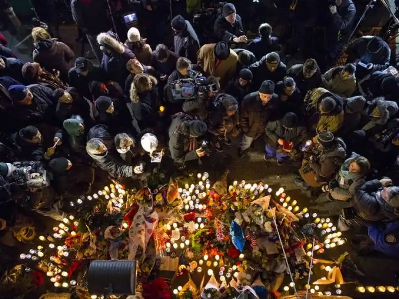 fiori e preghiere per i poliziotti uccisi a new york