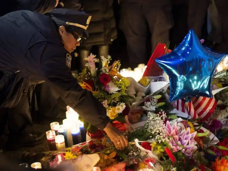 fiori per i poliziotti uccisi a new york