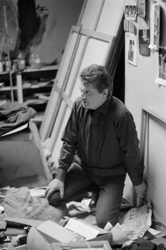 francis bacon, narratore tragico della condizione umana, fotografato nel suo studio, universalmente conosciuto per lestremo disordine. londra, 1961 mario dondero