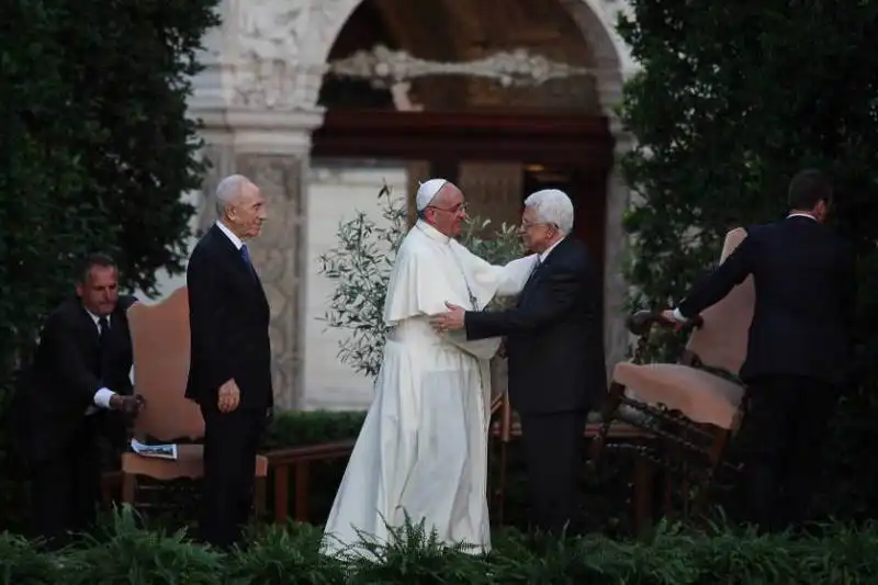 il papa incontra leader palestinese mahmud abbas e presidente israeliano peres 