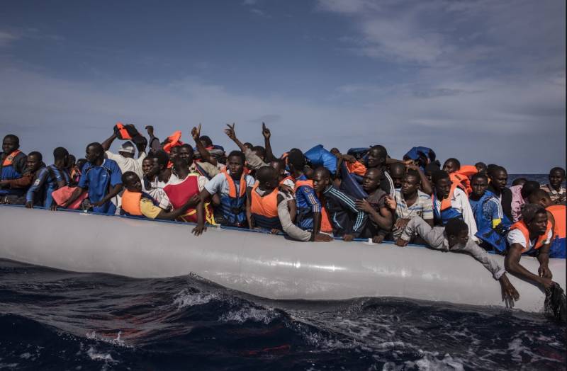 italian sailors rescued african refugees