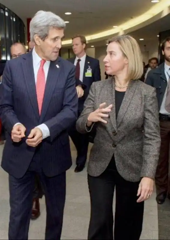 john kerry e mogherini che sembra hillary