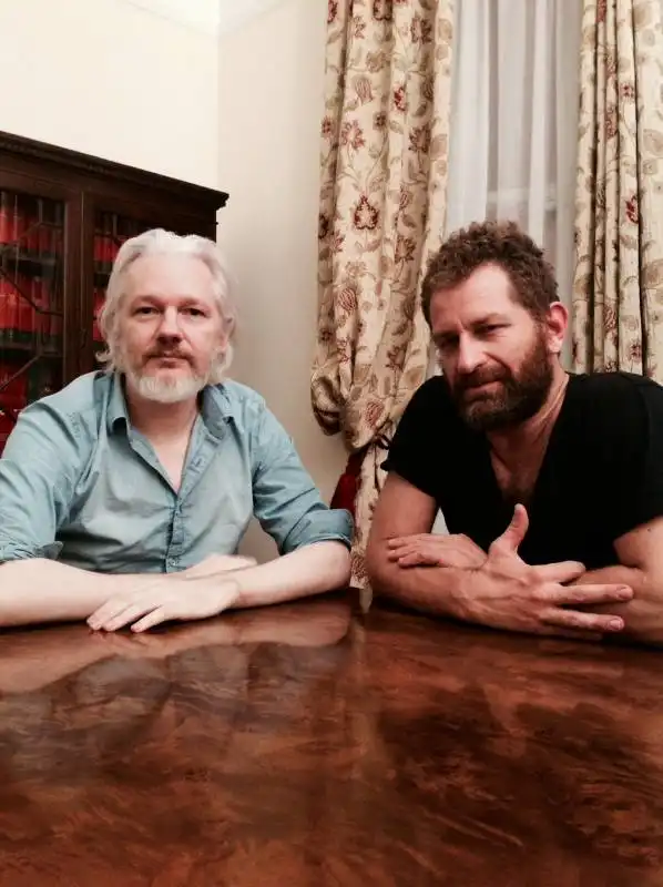  JULIAN ASSANGE E DAVIDE DORMINO