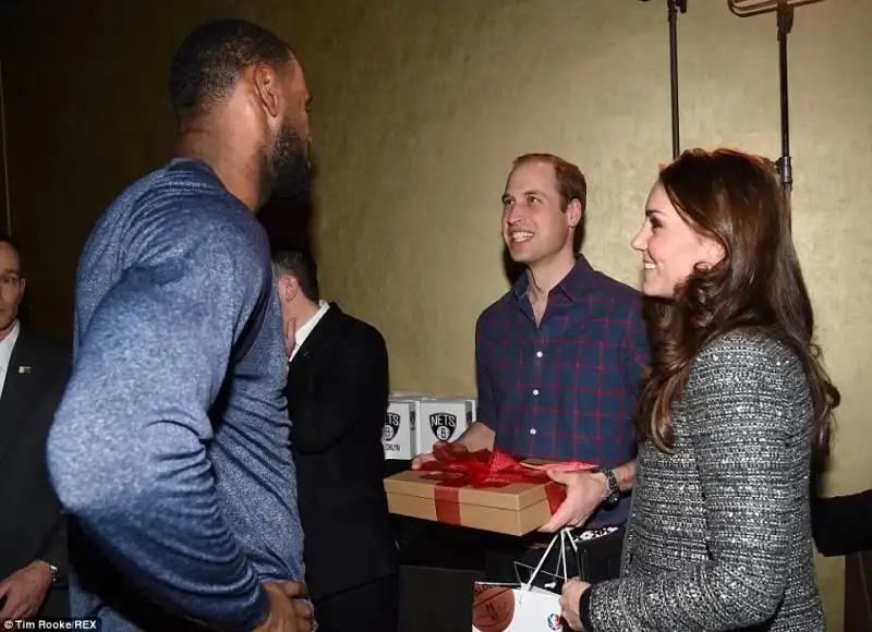 kate e william  ricevono la maglietta dei cleveland da lebron james