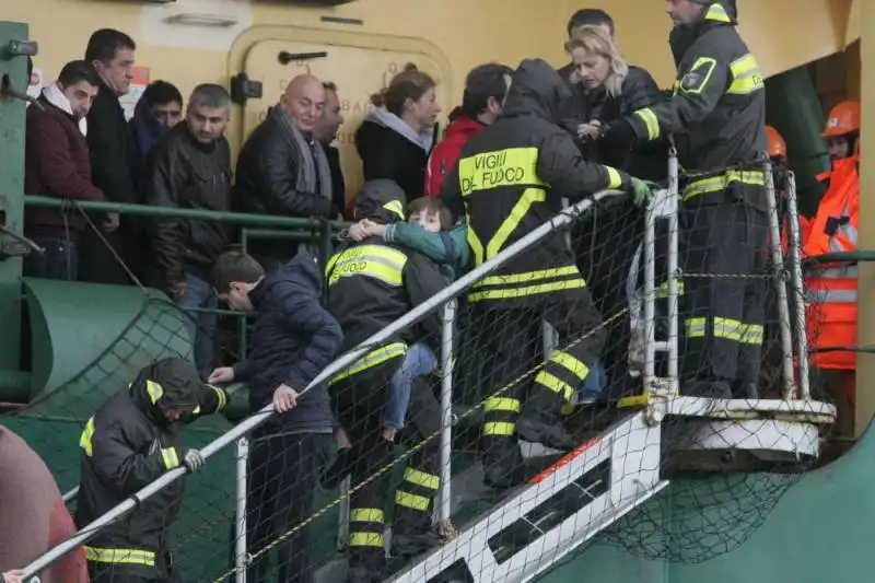 l arrivo a bari di naufraghi e feriti della normanatlantic  33