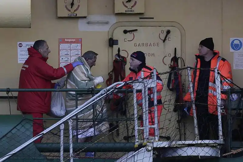 l arrivo a bari di naufraghi e feriti della normanatlantic  40