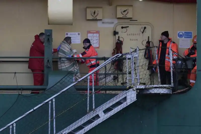 l arrivo a bari di naufraghi e feriti della normanatlantic  41