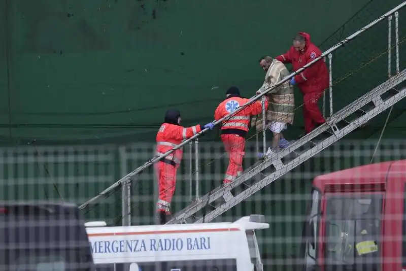 l arrivo a bari di naufraghi e feriti della normanatlantic  44