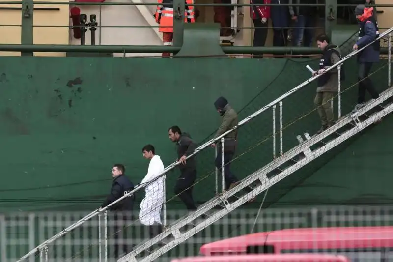 l arrivo a bari di naufraghi e feriti della normanatlantic  48