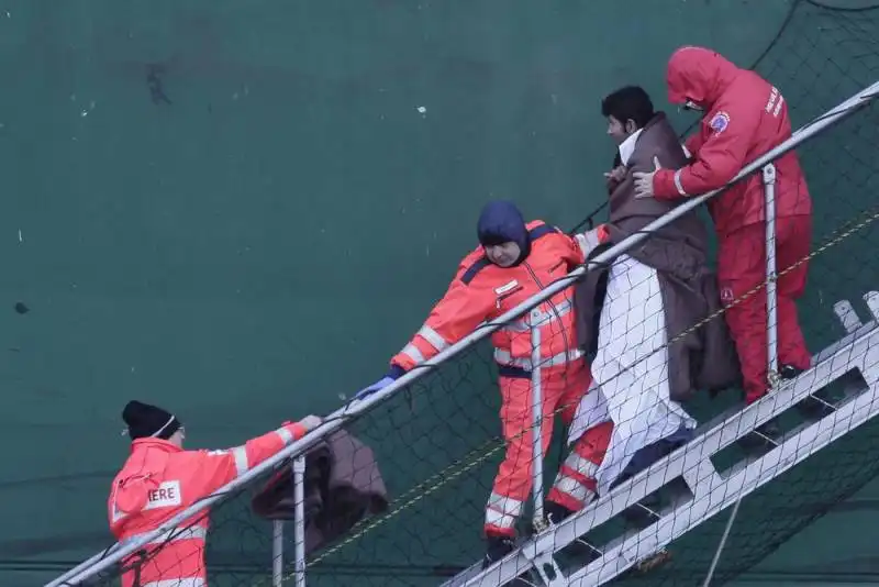 l arrivo a bari di naufraghi e feriti della normanatlantic  53