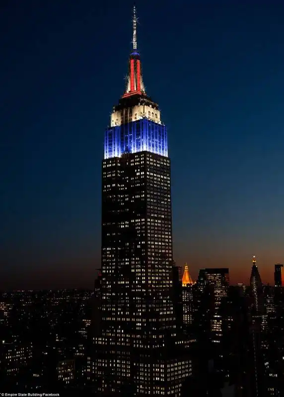 l empire state building con i colori della bandiera inglese per l arrivo della coppia reale