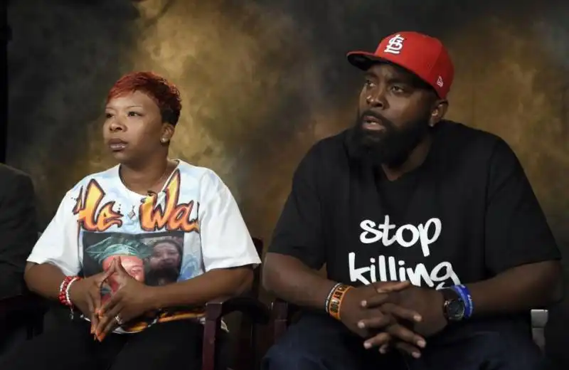 la madre e il padre di michael brown con le magliette