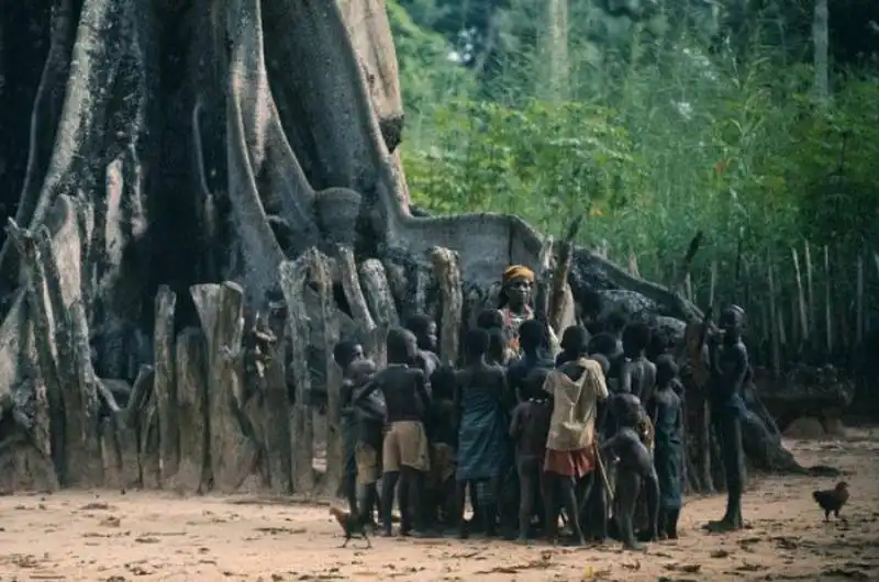 la regina sibeth della trib dei flups, popolo originario della guinea bissau, rifugiatosi in senegal a causa della guerra, nei pressi di ziguinchor (casamance), 1970 mario dondero