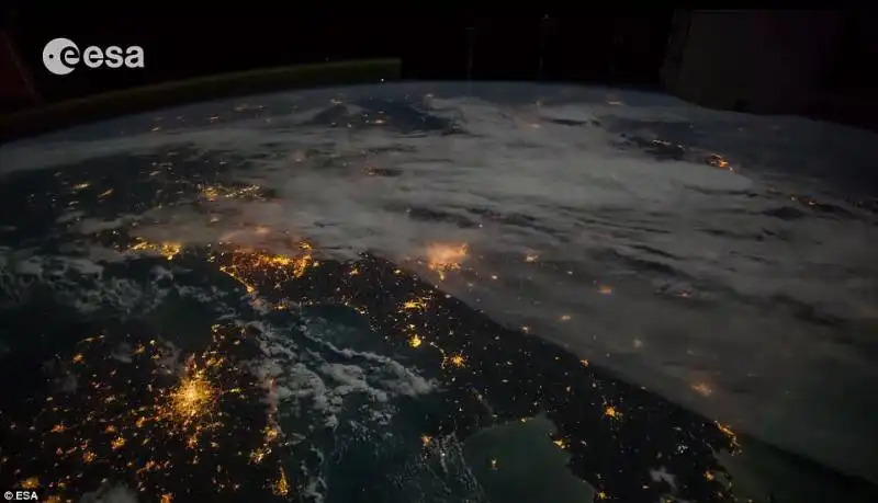 la terra vista dalla stazione spaziale internazionale