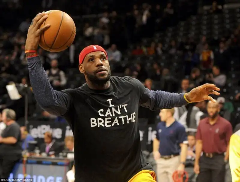 lebron james con la maglietta che protesta la morte di eric garner