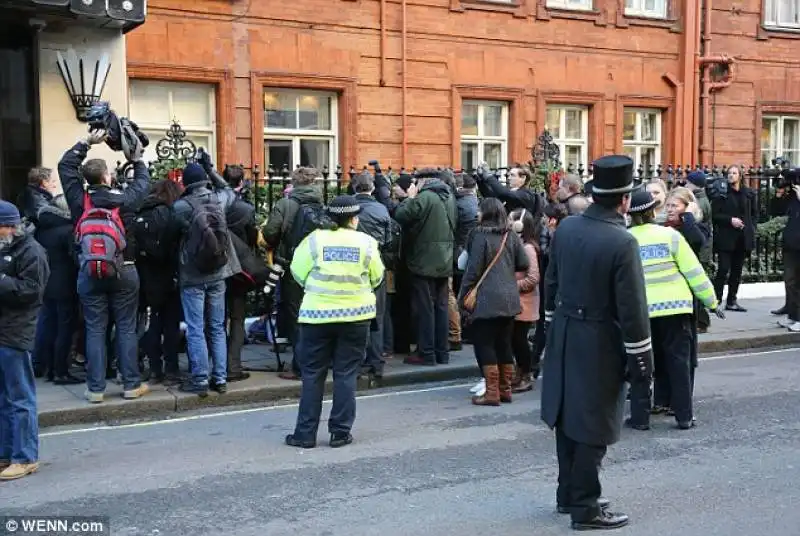 londra   la protesta delle mamme che allattano i bambini davanti al claridge  1