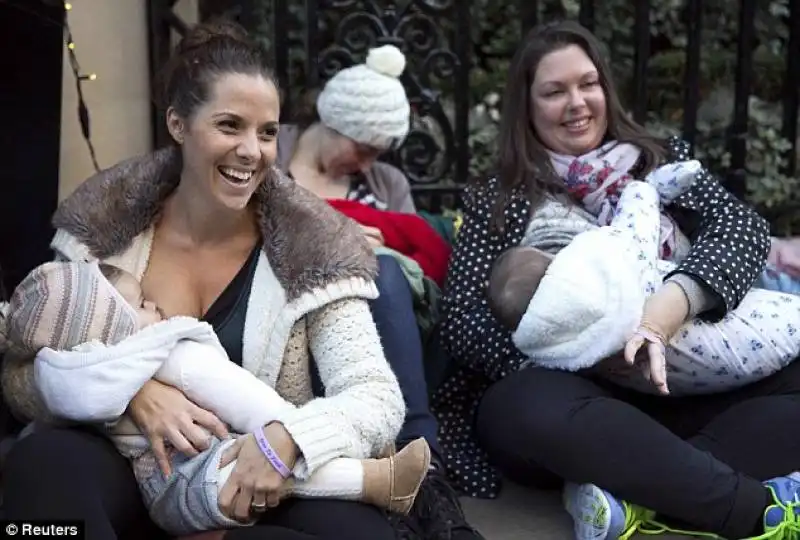 londra   la protesta delle mamme che allattano i bambini davanti al claridge  10