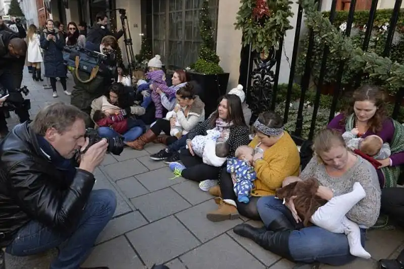 londra   la protesta delle mamme che allattano i bambini davanti al claridge  12