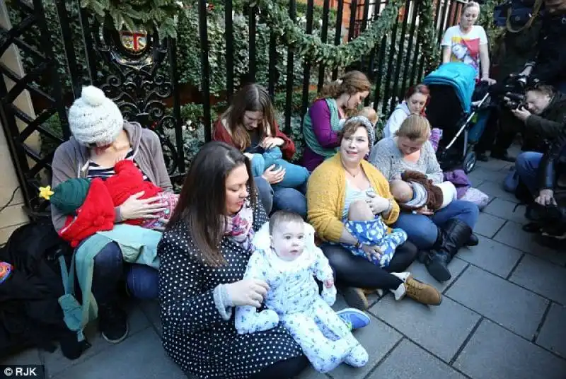 londra   la protesta delle mamme che allattano i bambini davanti al claridge  3