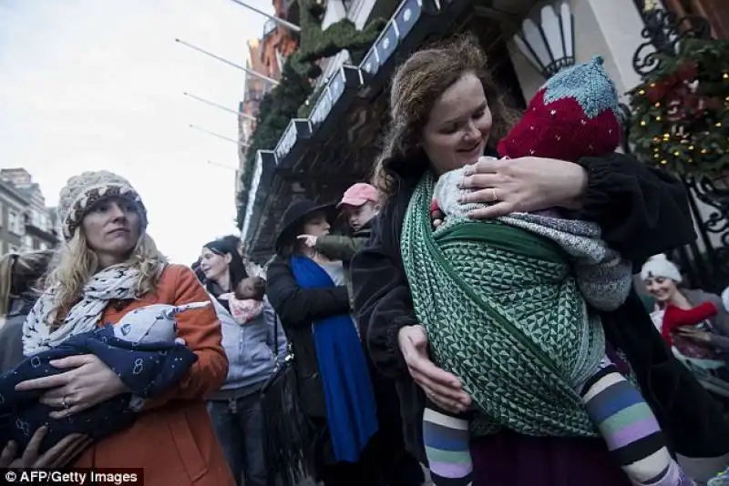 londra   la protesta delle mamme che allattano i bambini davanti al claridge  9