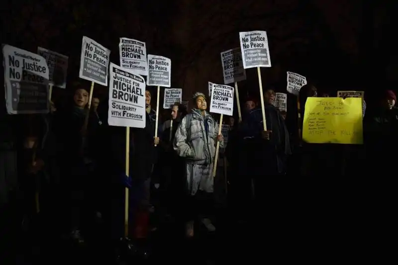 manifestanti per brown