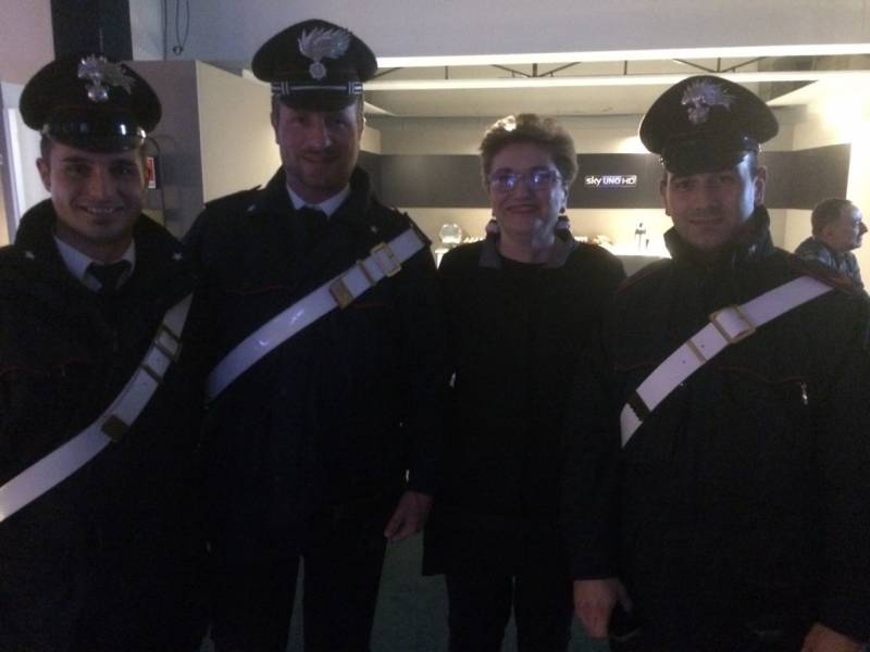 mara maionchi e tre carabininieri foto dandolo per dagospia