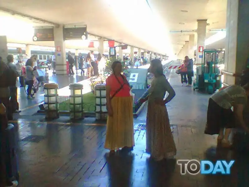 mendicanti rom alla stazione di firenze