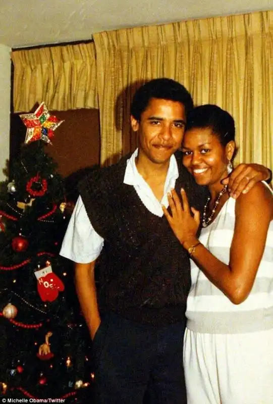 michelle obama pubblica su twitter una vecchia foto natalizia con barack