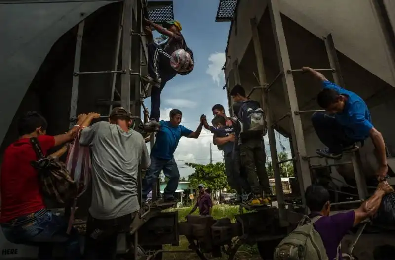 migrants traveling toward the united state