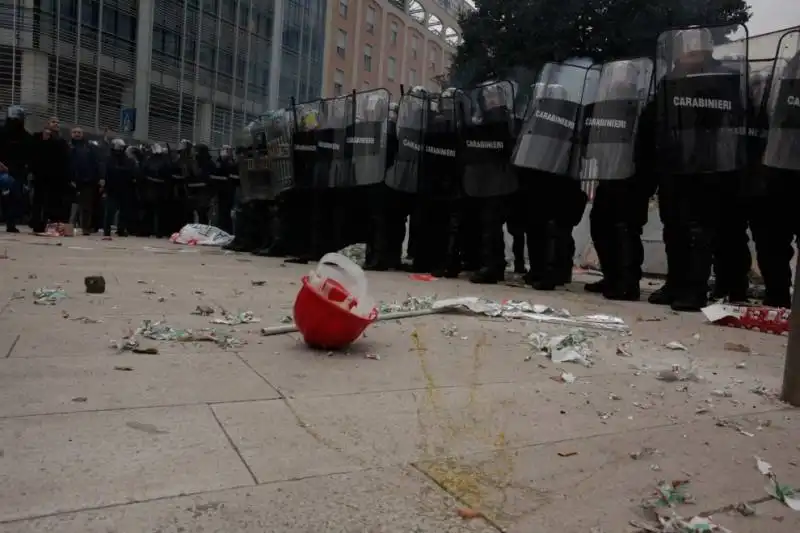 milano gli scontri fra studenti e polizia al pirellone  1