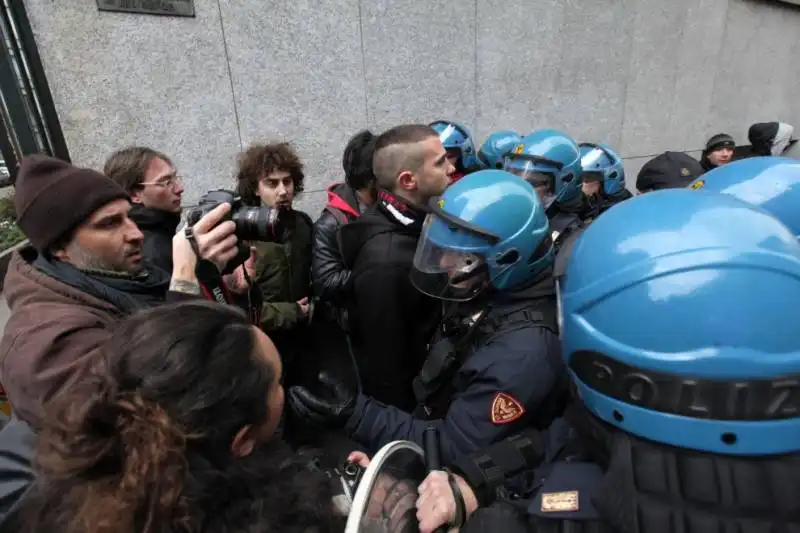 milano gli scontri fra studenti e polizia al pirellone  10