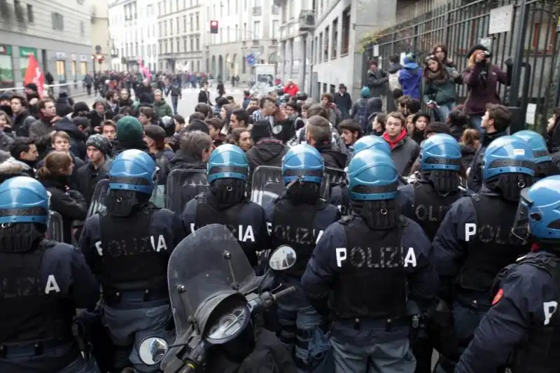 milano gli scontri fra studenti e polizia al pirellone  12