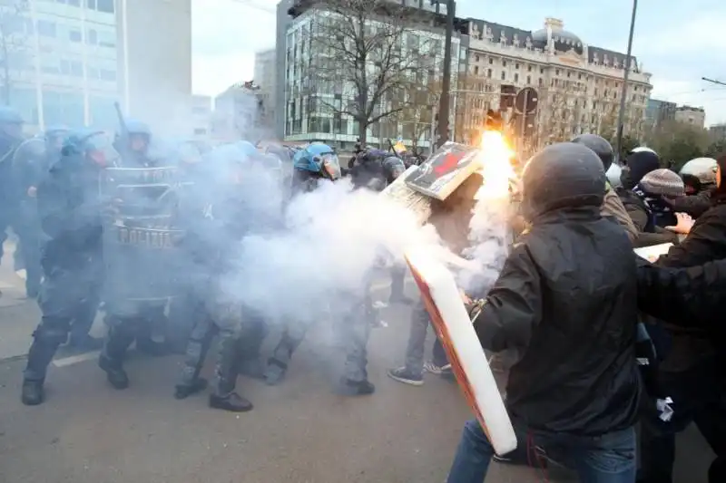 milano gli scontri fra studenti e polizia al pirellone  13