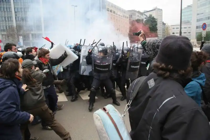 milano gli scontri fra studenti e polizia al pirellone  15