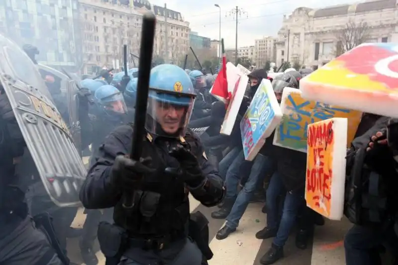 milano gli scontri fra studenti e polizia al pirellone  16