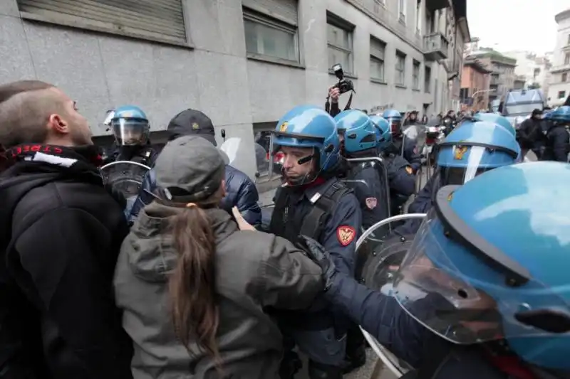 milano gli scontri fra studenti e polizia al pirellone  17