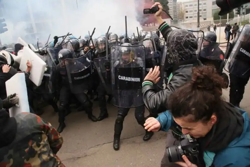 milano gli scontri fra studenti e polizia al pirellone  19