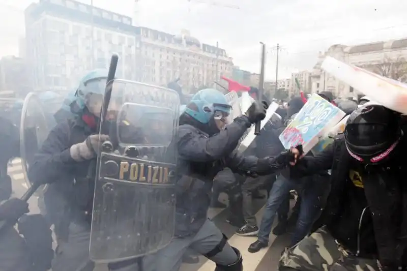 milano gli scontri fra studenti e polizia al pirellone  2