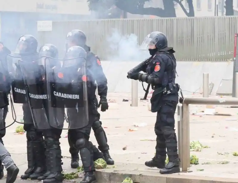 milano gli scontri fra studenti e polizia al pirellone  21