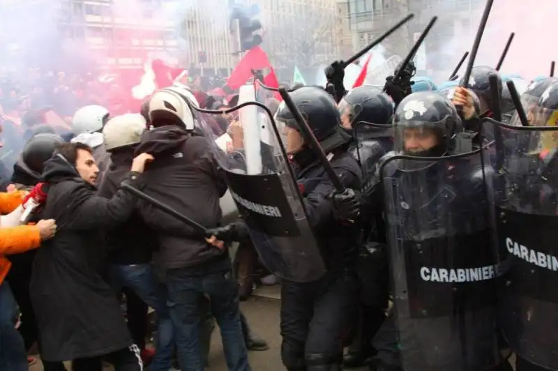 milano gli scontri fra studenti e polizia al pirellone  24