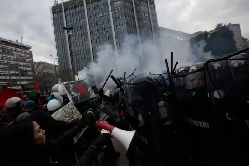 milano gli scontri fra studenti e polizia al pirellone  5