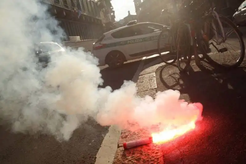 milano gli scontri fra studenti e polizia al pirellone  6