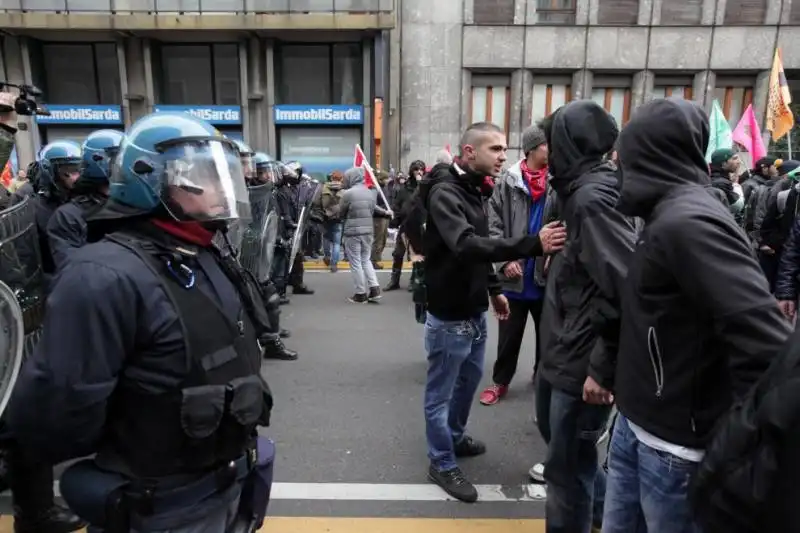 milano gli scontri fra studenti e polizia al pirellone  9