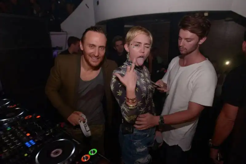 miley cyrus con david guetta e patrick schwarzenegger