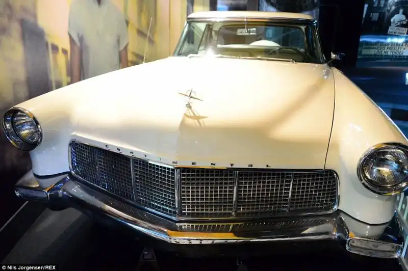 mostra elvis a londra 1956 lincoln continental comprata a miami