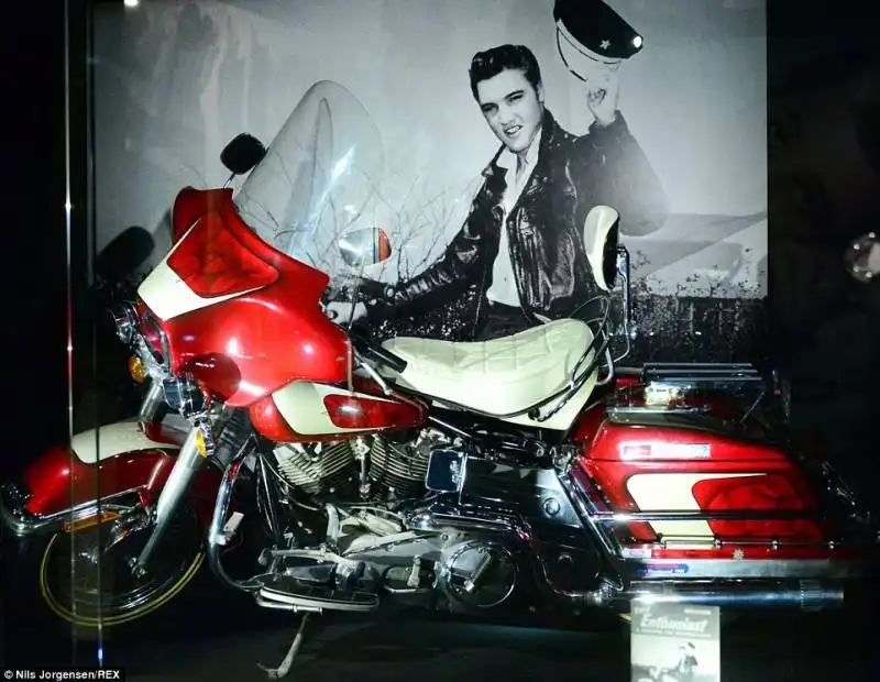 mostra elvis a londra harley davidson electra glide motorcycle